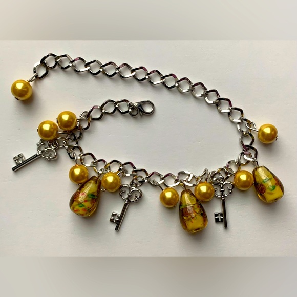 NWOT, Charm Bracelet, Unknown Artist, Glass Floral Beads w/ Keys and Faux Pearl - Picture 3 of 9